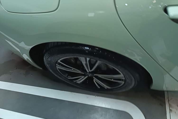 Used Hongqi EH7 2025 690 Smart Selection Edition Right Rear Wheel Hub