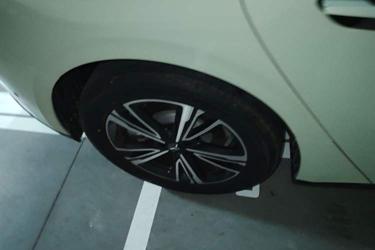 Used Hongqi EH7 2025 600 Smart Selection Edition Right Rear Wheel Hub