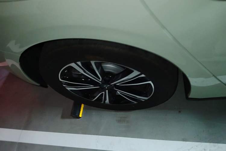 Used Hongqi EH7 2025 600 Smart Selection Edition Right Rear Wheel Hub