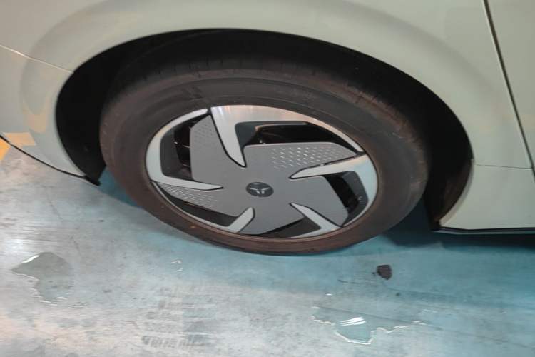 Used Hongqi EH7 2025 690 Smart Selection Edition Right Rear Wheel Hub
