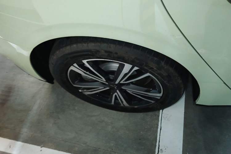 Used Hongqi EH7 2025 600 Smart Selection Edition Right Rear Wheel Hub