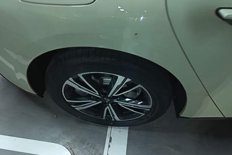 Used Hongqi EH7 2025 690 Smart Selection Edition Right Rear Wheel Hub