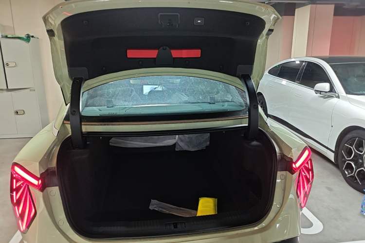 Used Hongqi EH7 2025 690 Smart Selection Edition Trunk