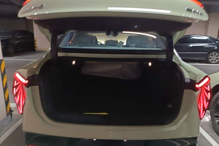 Used Hongqi EH7 2025 690 Smart Selection Edition Trunk