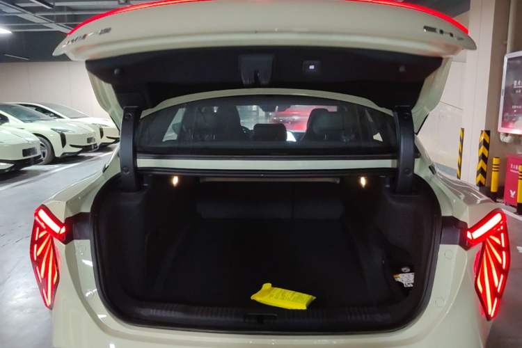 Used Hongqi EH7 2025 600 Smart Selection Edition Trunk