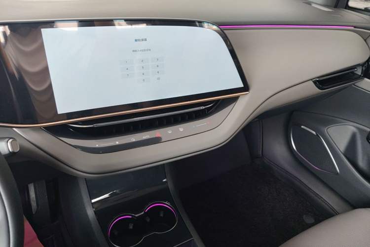 Used Hongqi EH7 2025 640 All-Wheel Drive Smart Selection Edition Audio And AC Panel
