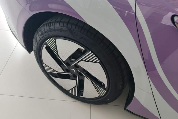 Used Hongqi EH7 2025 640 All-Wheel Drive Smart Selection Edition Right Rear Wheel Hub