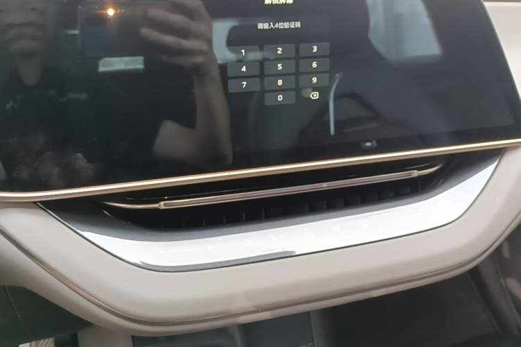 Used Hongqi EH7 2025 640 All-Wheel Drive Smart Selection Edition Audio And AC Panel