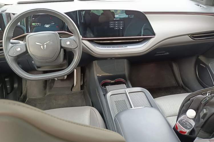 Used Hongqi EH7 2025 640 All-Wheel Drive Smart Selection Edition Center Console
