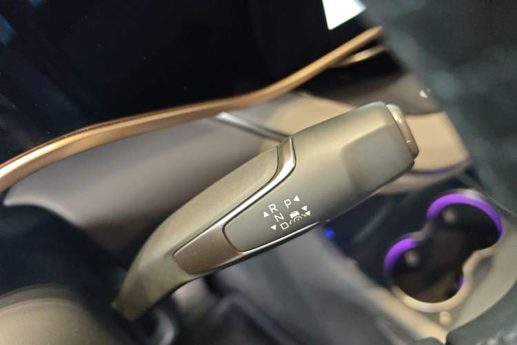 Used Hongqi EH7 2025 640 All-Wheel Drive Smart Selection Edition Gear Lever