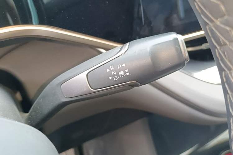 Used Hongqi EH7 2025 640 All-Wheel Drive Smart Selection Edition Gear Lever