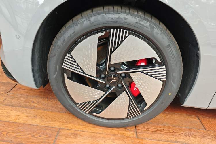 Used Hongqi EH7 2025 640 All-Wheel Drive Smart Selection Edition Left Front Wheel Hub