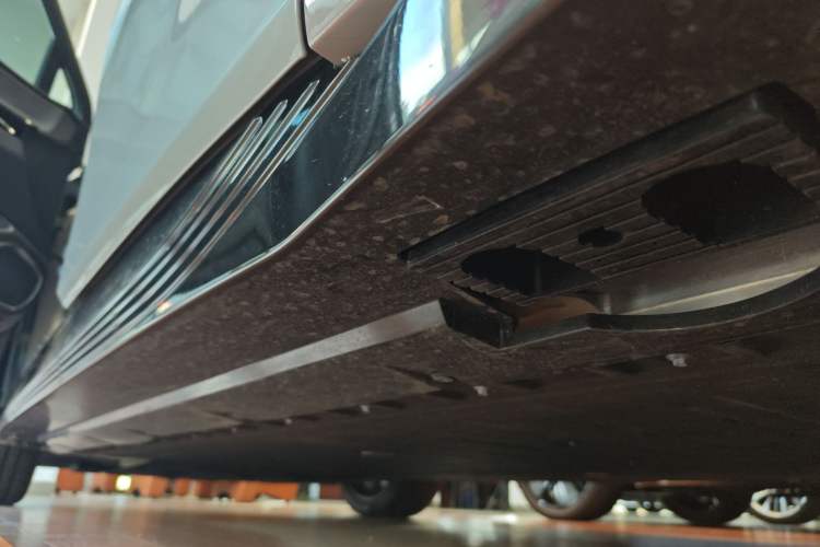 Used Hongqi EH7 2025 640 All-Wheel Drive Smart Selection Edition Left Side Sill