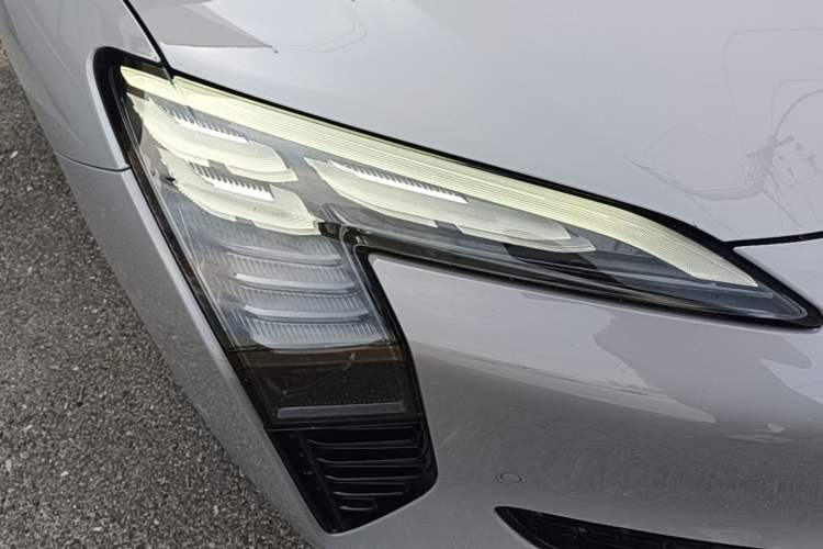 Used Hongqi EH7 2025 640 All-Wheel Drive Smart Selection Edition Right Front Headlight