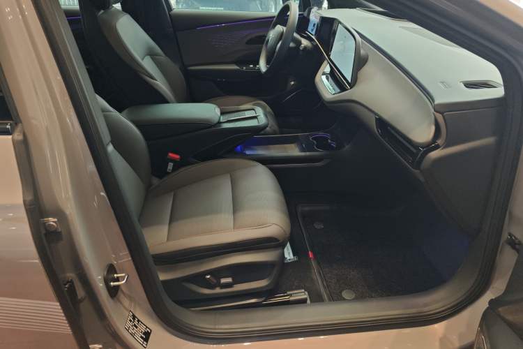 Used Hongqi EH7 2025 640 All-Wheel Drive Smart Selection Edition Right Front Seat