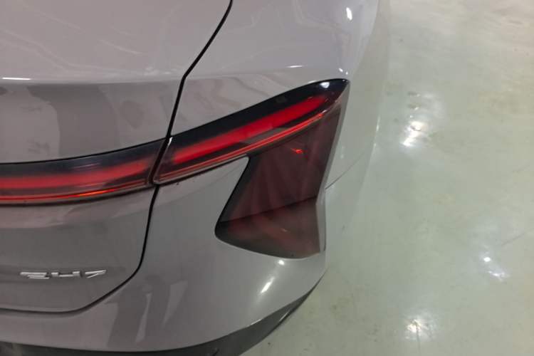 Used Hongqi EH7 2025 640 All-Wheel Drive Smart Selection Edition Right Rear Taillight