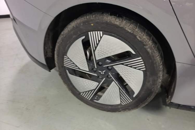 Used Hongqi EH7 2025 640 All-Wheel Drive Smart Selection Edition Right Rear Wheel Hub