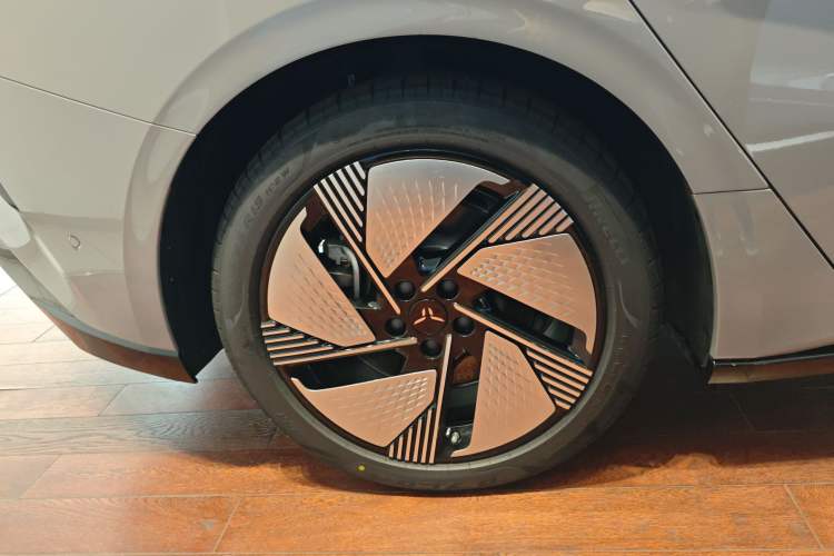 Used Hongqi EH7 2025 640 All-Wheel Drive Smart Selection Edition Right Rear Wheel Hub