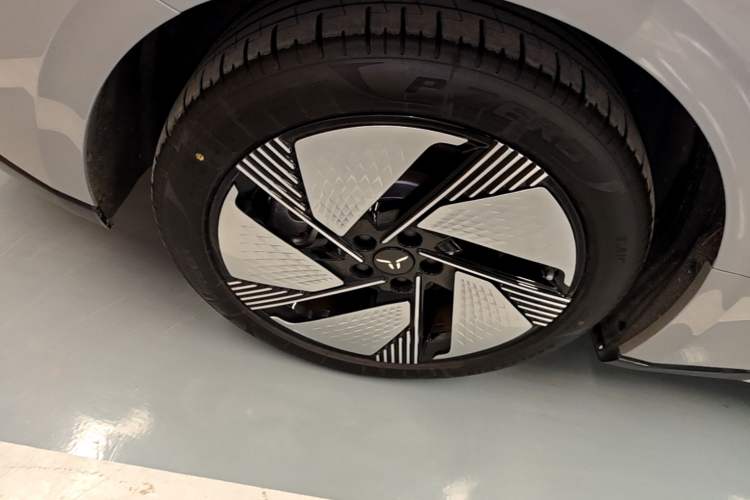 Used Hongqi EH7 2025 640 All-Wheel Drive Smart Selection Edition Right Rear Wheel Hub