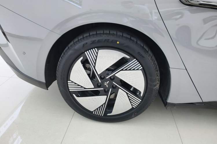 Used Hongqi EH7 2025 640 All-Wheel Drive Smart Selection Edition Right Rear Wheel Hub