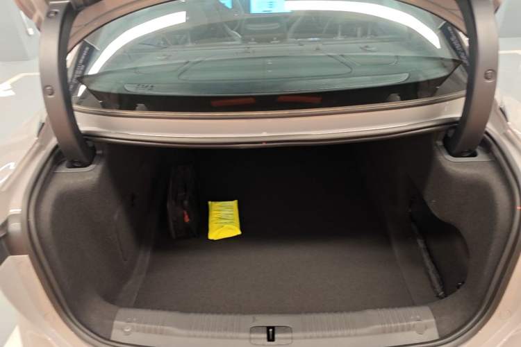 Used Hongqi EH7 2025 640 All-Wheel Drive Smart Selection Edition Trunk