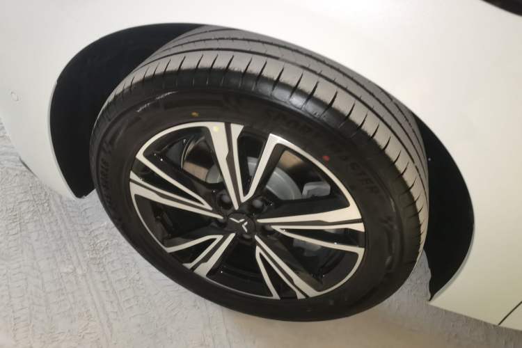 Used Hongqi EH7 2025 600 Smart Selection Edition Left Front Wheel Hub