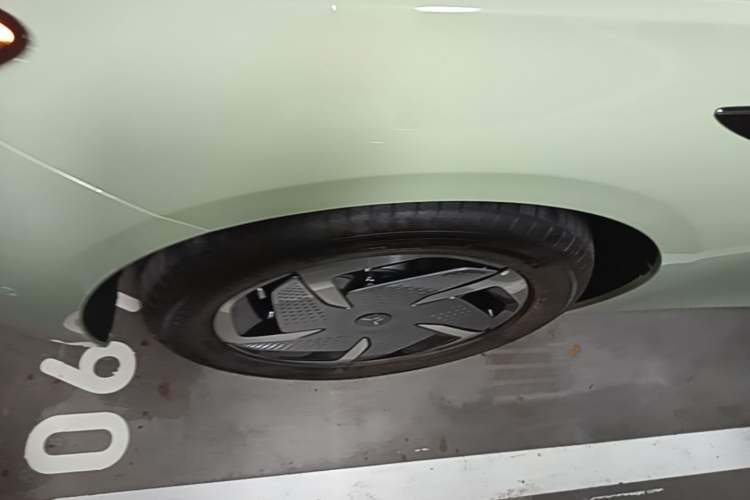Used Hongqi EH7 2025 690 Smart Selection Edition Left Front Wheel Hub