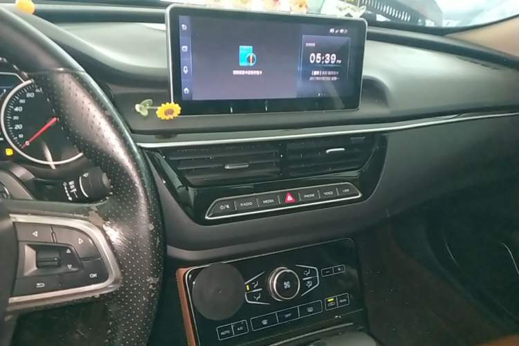 Used Hongqi H5 2018 30TD Smart Connect Dynamic Edition Audio And AC Panel