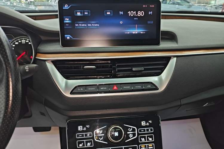 Used Hongqi H5 2018 30TD Smart Connect Dynamic Edition Audio And AC Panel