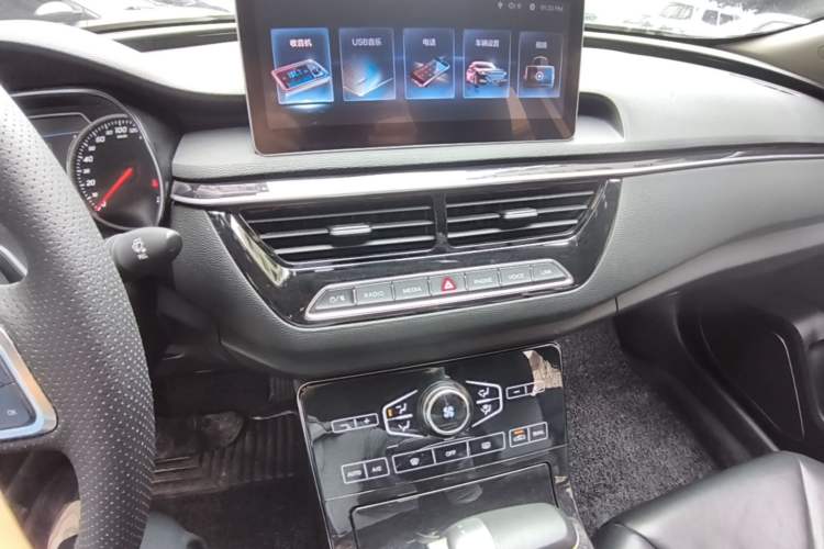 Used Hongqi H5 2018 30TD Dynamic Edition Audio And AC Panel