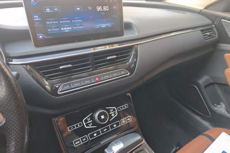 Used Hongqi H5 2018 30TD Dynamic Edition Audio And AC Panel