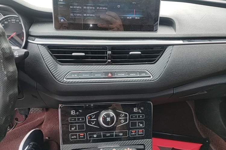 Used Hongqi H5 2018 30TD Smart Connect Dynamic Edition Audio And AC Panel