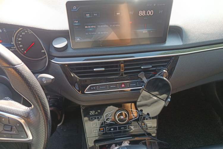Used Hongqi H5 2018 30TD Smart Connect Dynamic Edition Audio And AC Panel