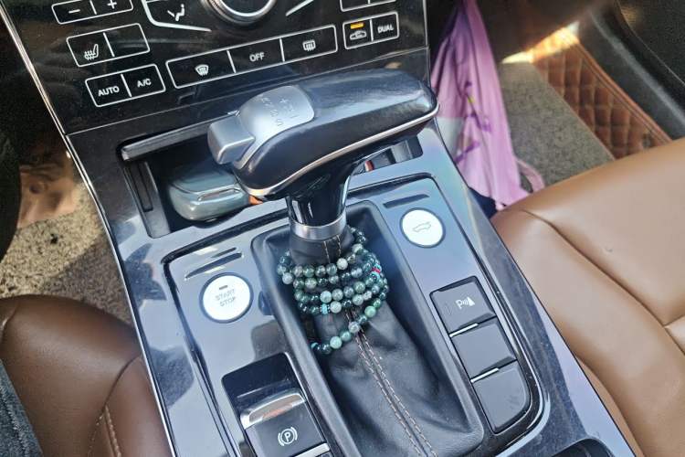 Used Hongqi H5 2018 30TD Smart Connect Dynamic Edition Gear Lever