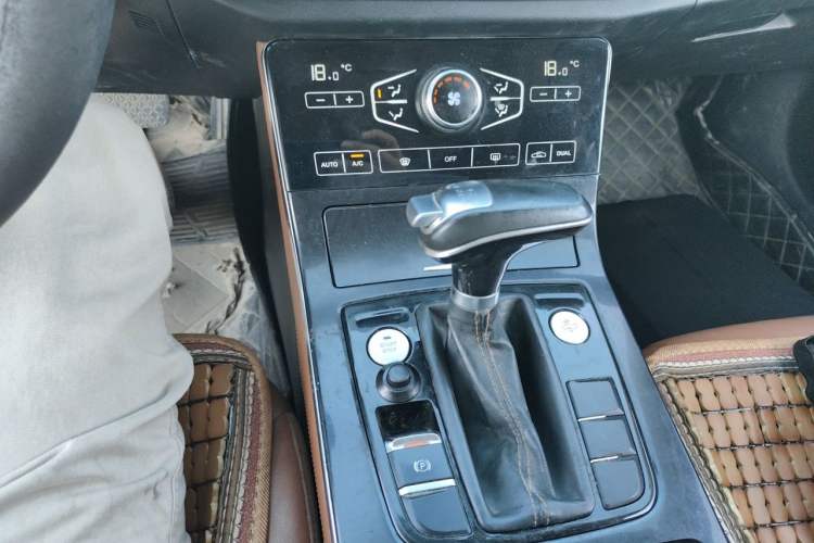 Used Hongqi H5 2018 30TD Dynamic Edition Gear Lever