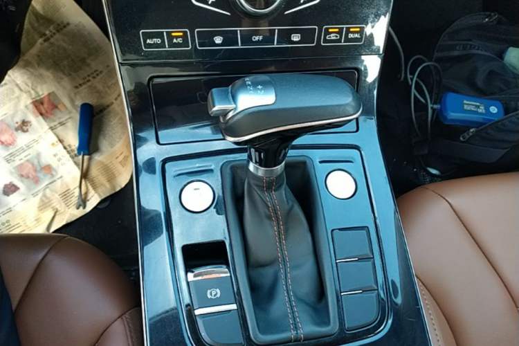 Used Hongqi H5 2018 30TD Dynamic Edition Gear Lever