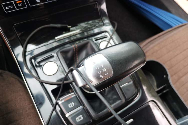Used Hongqi H5 2018 30TD Smart Connect Dynamic Edition Gear Lever