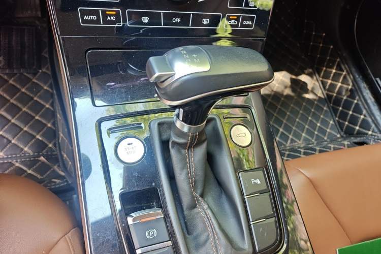 Used Hongqi H5 2018 30TD Smart Connect Dynamic Edition Gear Lever