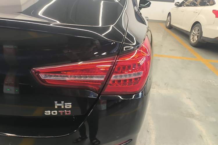 Used Hongqi H5 2018 30TD Smart Connective Dynamic 60th Anniversary Edition Right Rear Taillight