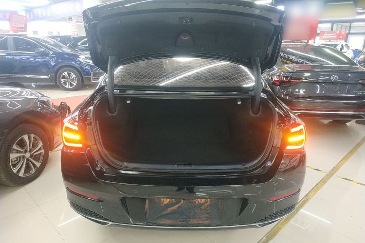 Used Hongqi H5 2018 30TD Dynamic Edition Trunk