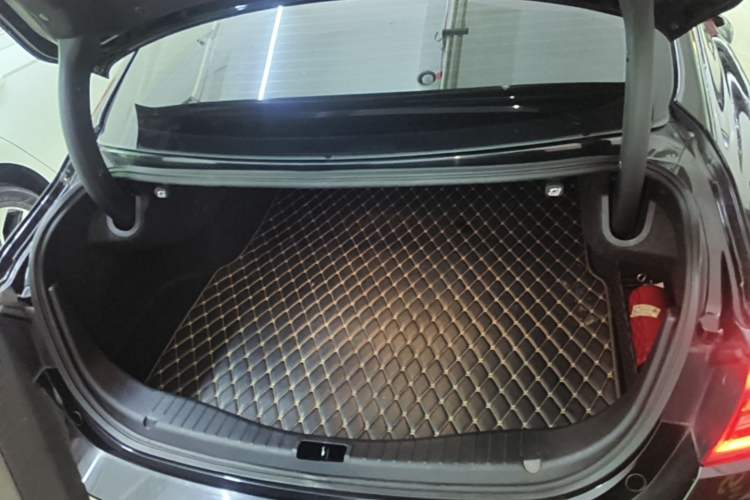 Used Hongqi H5 2018 30TD Dynamic Edition Trunk