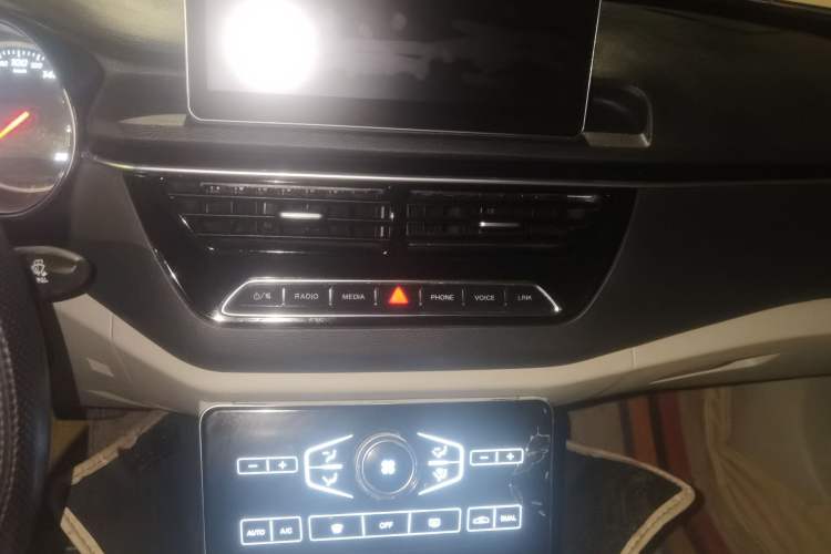 Used Hongqi H5 2018 30TD Smart Connect Dynamic Edition Audio And AC Panel
