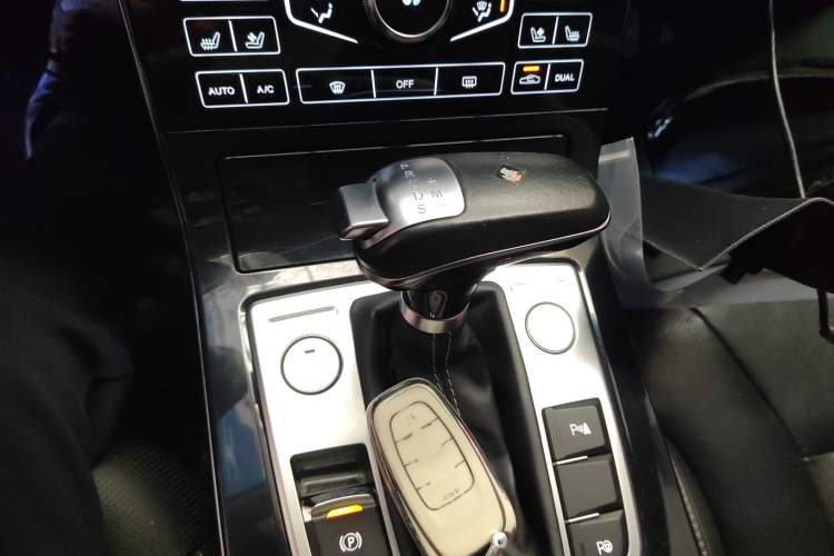 Used Hongqi H5 2018 30TD Smart Connect Dynamic Edition Gear Lever