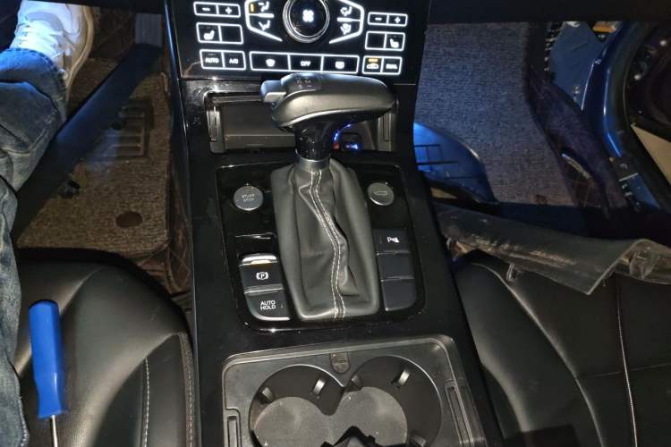 Used Hongqi H5 2018 30TD Smart Connect Dynamic Edition Gear Lever