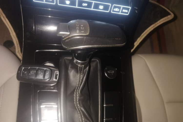 Used Hongqi H5 2018 30TD Smart Connect Dynamic Edition Gear Lever