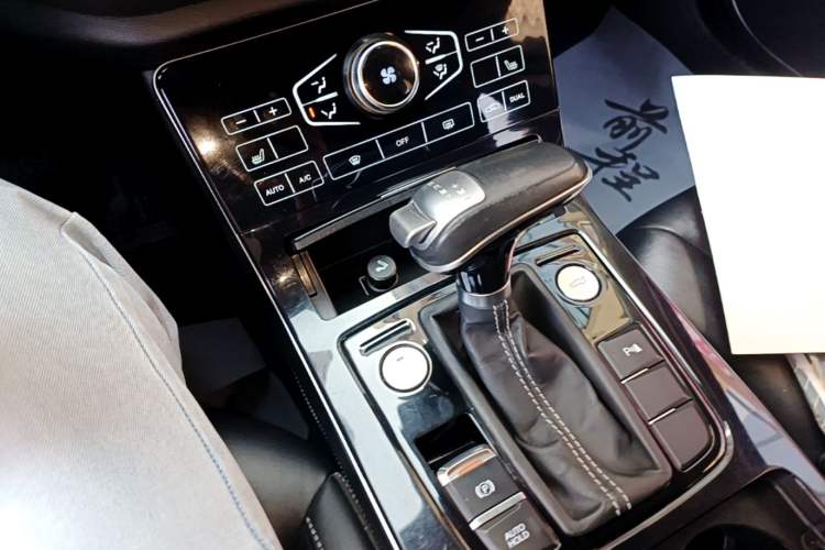 Used Hongqi H5 2018 30TD Smart Connect Dynamic Edition Gear Lever