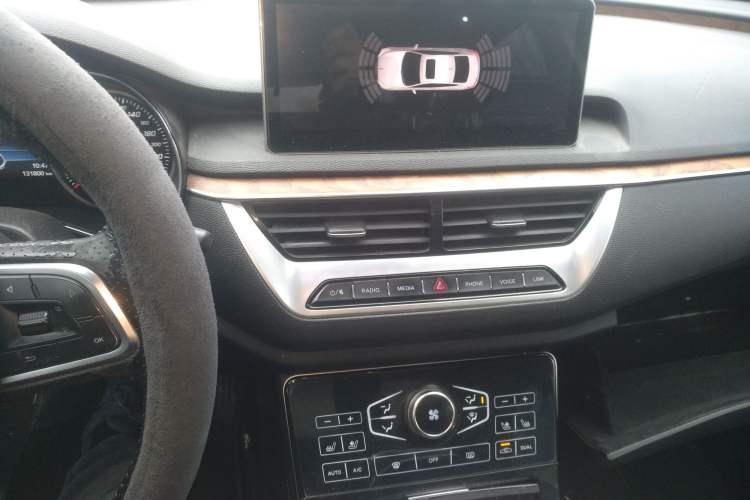Used Hongqi H5 2018 30TD Smart Connect Dynamic Edition Audio And AC Panel