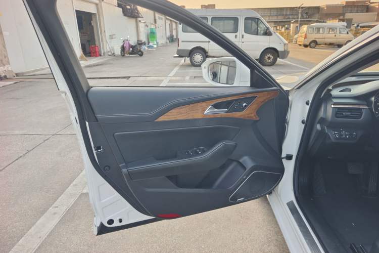 Used Hongqi H5 2018 30TD Smart Connect Dynamic Edition Interior 1