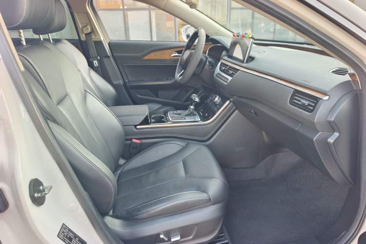 Used Hongqi H5 2018 30TD Smart Connect Dynamic Edition Interior 4