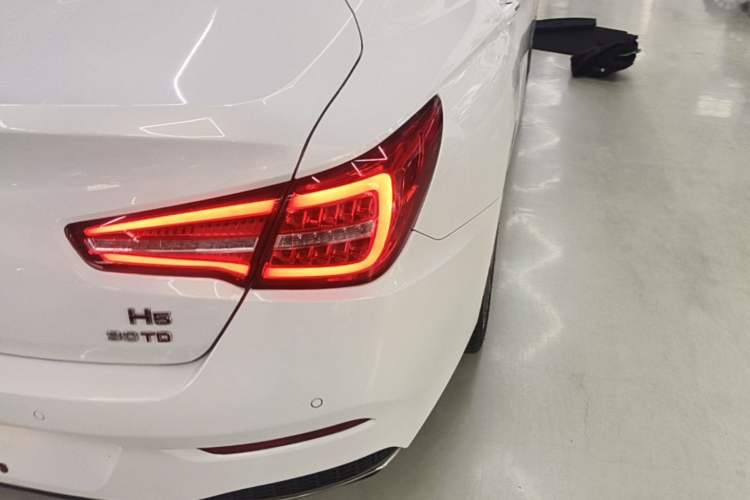 Used Hongqi H5 2018 30TD Smart Connect Dynamic Edition Right Rear Taillight